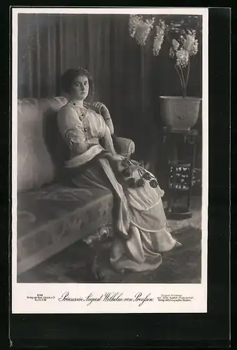 AK Prinzessin August Wilhelm von Preussen mit Blumen in der Hand auf Sofa sitzend