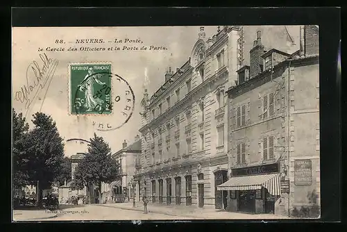 AK Nevers, La Poste, le Cercle des Officiers et la Porte de Paris