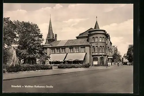 AK Bitterfeld, Walther-Rathenau-Strasse mit Springbrunnen