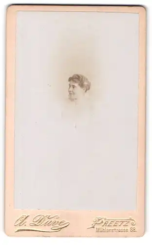 Fotografie A. Duve, Preetz, Mühlenstrasse 88, Portrait Dame trägt helle Bluse