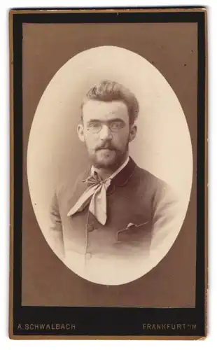 Fotografie A. Schwalbach, Frankfurt a. M., Eschersheimerlandstr. 5, Bürgerlicher Herr mit Brille und Vollbart