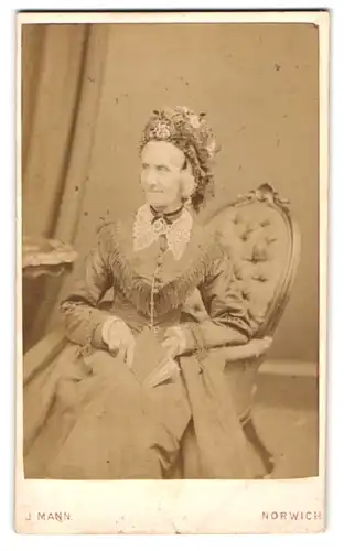 Fotografie J. Mann, Norwich, Upper Street 6, Alte Dame mit Spitzenkragen in Kleid mit Fransenbesatz