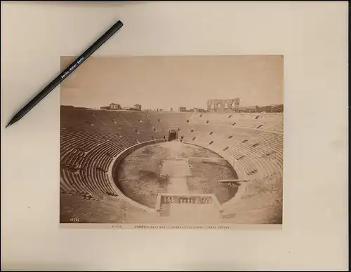 Fotografie unbekannter Fotograf, Ansicht Verona, Piazza Bra., L'Interno Dell `Arena Opera Romana