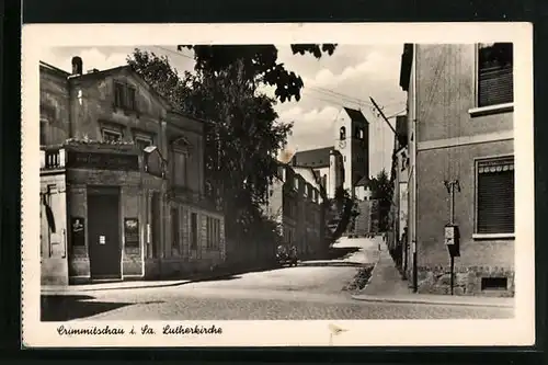 AK Crimmitschau i. Sa., Strassenpartie mit Lutherkirche