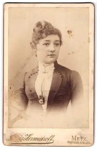 Fotografie Louis Hermestroff, Metz, Portrait hübsche junge Dame mit Kette und Hufeisen-Anhänger