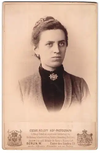 Fotografie Oscar Roloff, Berlin, Unter den Linden 24, junge Frau im grauen Kleid mit Perlenkette und Ohringen
