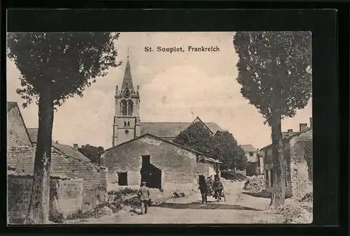 AK St. Souplet, Strassenpartie mit Kirche und Soldaten