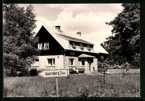 AK Johanngeorgenstadt /Erzgeb., Gaststätte Sauschwemme mit Ortsschild Auersberg