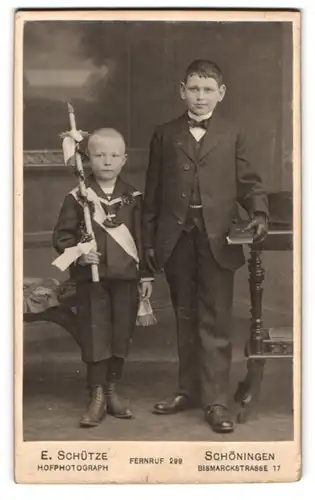 Fotografie E. Schütze, Schöningen, Bismarckstr. 17, zwei junge Knaben in Anzügen zur Kommunion