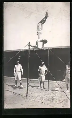 AK Leichtathlet bei Handstand am Reck