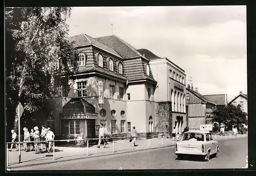 AK Blankenburg /Harz, Kurhotel mit Strassenpartie und Trabant