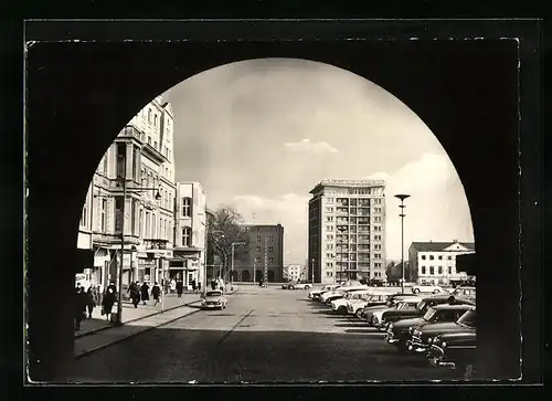 AK Rostock, Blick von den Postarkaden auf das Hochhaus am Ernst-Thälmann-Platz