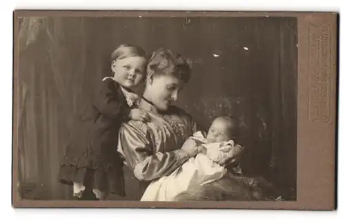 Fotografie Max Dax, Berlin, Gr. Frankfurterstr. 117, Portrait stolte Mutter mit Kindern