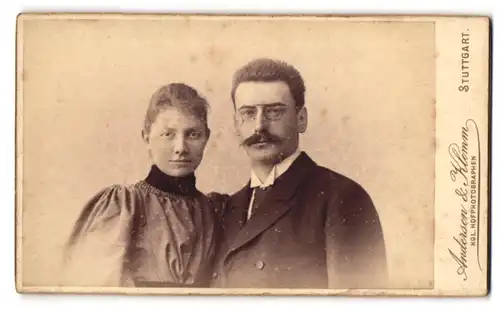 Fotografie Andersen & Klemm, Stuttgart, Charlottenstr. 8, Portrait eines elegant gekleideten Paares