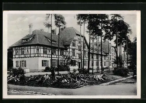 AK Grafenwöhr, Gebäudeansicht, Soldaten machen Rast auf einer Wiese