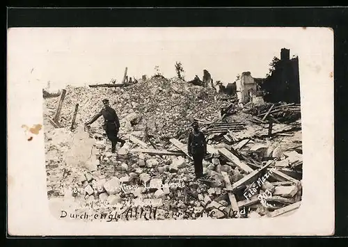 Foto-AK La Bassee, Überreste der Kirche mit zwei Soldaten