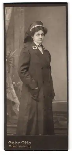 Fotografie Gebr. Otto, Oranienburg, Rot Kreuz Krankenschwester in Uniform mit Haube