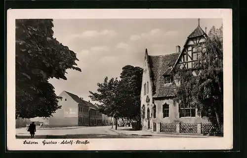 AK Lützen, Gustav-Adolf-Strasse mit Passanten