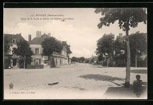 AK Noyant, Place de la Lune et Route du Chateau Lavallière