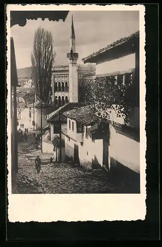 Foto-AK Sarajevo, Strassenpartie mit Gebäudeansicht