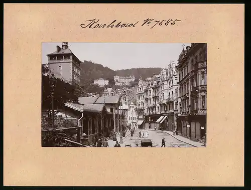 Fotografie Brück & Sohn Meissen, Ansicht Karlsbad, Strassenpartie a, Marktbrunnen mit Geschäften