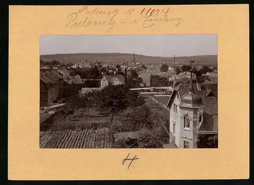 Fotografie Brück & Sohn Meissen, Ansicht Pulsnitz i. Sa, Blick über die Stadt zur Kirche