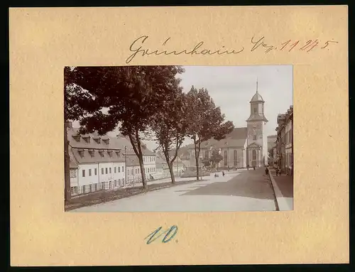 Fotografie Brück & Sohn Meissen, Ansicht Grünhain i. Erzg., Blick auf den Markt mit Kriegerdenkmal und Kirche