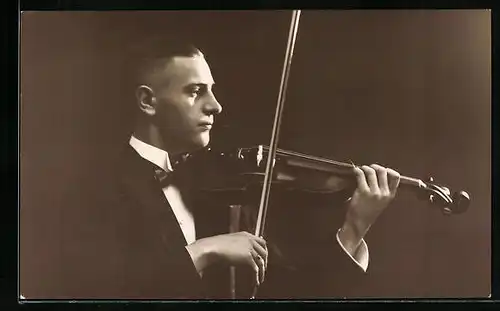 Foto-AK Jugendlicher im Anzug bei der Violinenvorstellung