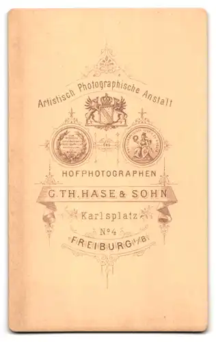 Fotografie G. Th. Hase & Sohn, Freiburg i. B., Karlsplatz 4, Vollbärtiger Herr im Anzug