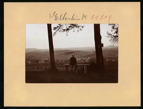 Fotografie Brück & Sohn Meissen, Ansicht Elterlein i. Erzg., Knabe blick von der Friedrich-August-Höhe auf den Ort