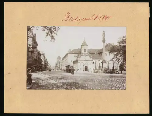 Fotografie Brück & Sohn Meissen, Ansicht Budapest, Rochusspital mit Strassenbahn und Strassenansicht