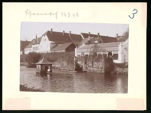 Fotografie Brück & Sohn Meissen, Ansicht Bischofswerda i. Sa., Partie am Schwanenteich mit Schwanenhäuschen