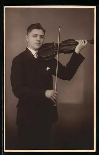 Foto-AK Heranwachsender Bursche im edlen Kostüm spielt seine Geige