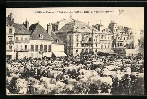 AK Autun, Foire du Ier Septembre (Le Theatre et l`Hotel de Ville a l`arriere-plan)