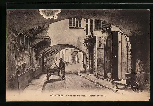 AK Hyères-les-Palmiers, La Rue de Porches