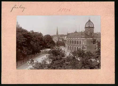 Fotografie Brück & Sohn Meissen, Ansicht Freiberg i. Sa., Hornstrasse mit dem Postamt, Blick zur Kirche