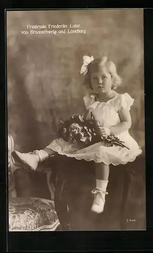 AK Prinzessin Friederike Luise von Braunschweig im Spitzenkleid mit Blumenstrauss