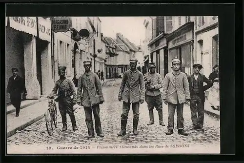 AK Soissons, Prisonniers allemands dans la Rue, Guerre de 1914