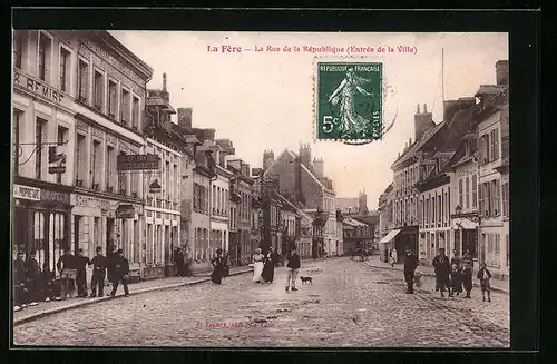 AK La Fére, La Rue de la République (Entrée de la Ville)