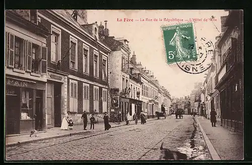 AK La Fère, La Rue de la République, L`Hotel de Ville