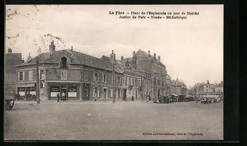 AK La Fère, Place de l`Esplanade un jour de Marché, Justice de Paix, Musée, Bibliothèque