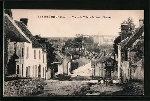 AK La Ferté-Milon, Vue de la Ville et du Vieux Chateau