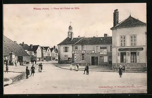 AK Piney, Place de l'Hotel de Ville