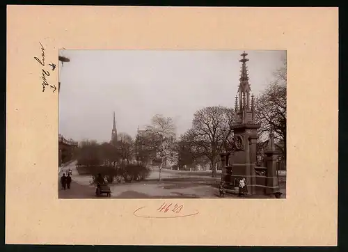 Fotografie Brück & Sohn Meissen, Ansicht Freiberg / Sachsen, Hornstrasse mit Brunnen, Blick zum Kirchturm