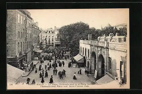 AK Saint-Malo, La Place Chateaubriand et la Porte Saint-Vincent