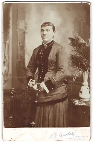 Fotografie H. F. Lembcke, Schwerin i. M., Wittenburgerstr. 40, Bürgerliche Dame mit Medaillon