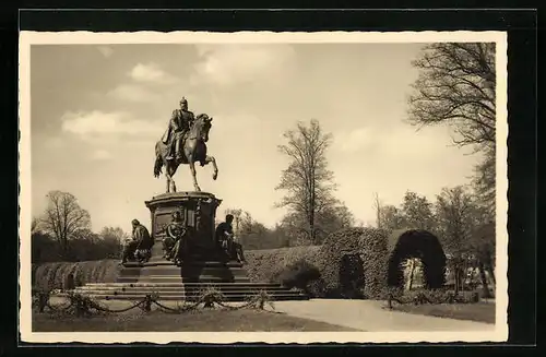 AK Schwerin i. M., Denkmal Friedrich Franz II. im Schlossgarten