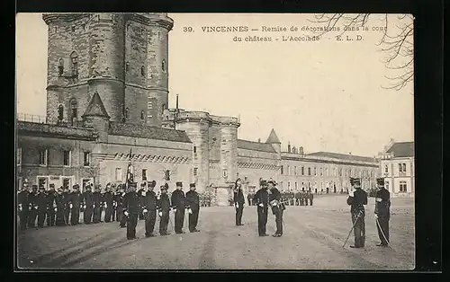 AK Vincennes, Remise de decorations dans la cour du château