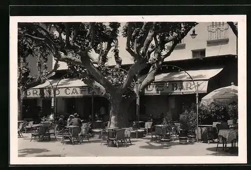 AK Ste-Maxime-sur-Mer, Place Victor Hugo et le Cafe de France