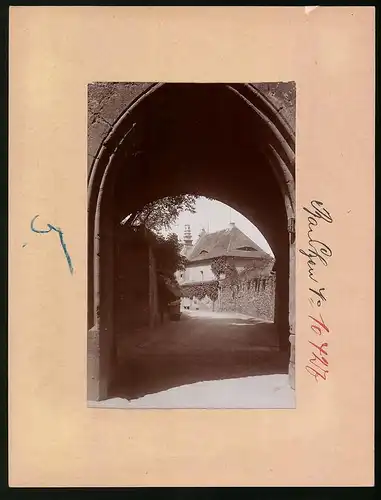 Fotografie Brück & Sohn Meissen, Ansicht Bautzen, Blick durch den Torbogen auf den Schlosshof